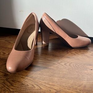 Clarks nude pumps size 9.5